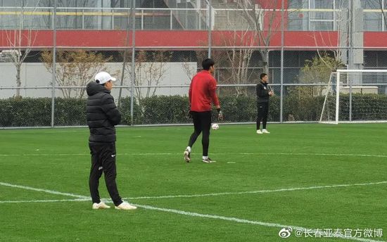 据悉皇马已经收到一些（中后卫球员的）报价，但他们并未考虑瓦拉内。